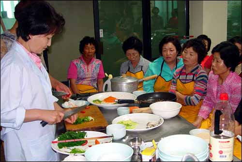 16일 별주부마을 부녀회원들은 태안군 농산물가공 교육장에서 참취 웰빙음식을 만들었다. 